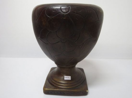 Lote 35 - Lote 35 - Masetero en ceramica tallado