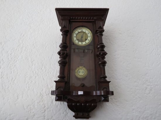 Lote 40 - Lote 40 - Reloj de pared con péndulo (no funciona)