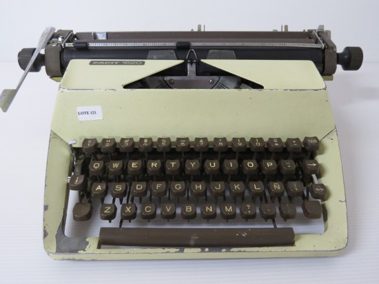 Lote: 177 - Lote: 177 - Máquina de escribir 