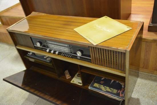 Lote: 62 - Lote: 62 - Mueble radio combinada 