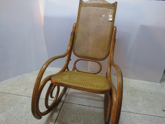 Lote: 38 - Lote: 38 - Mecedora viena esterillada thonet original sellada Fischel