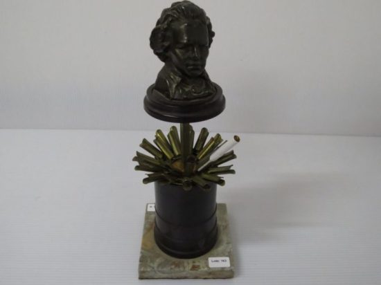 Lote: 163 - Lote: 163 - Cigarrera antigua con pie de marmol