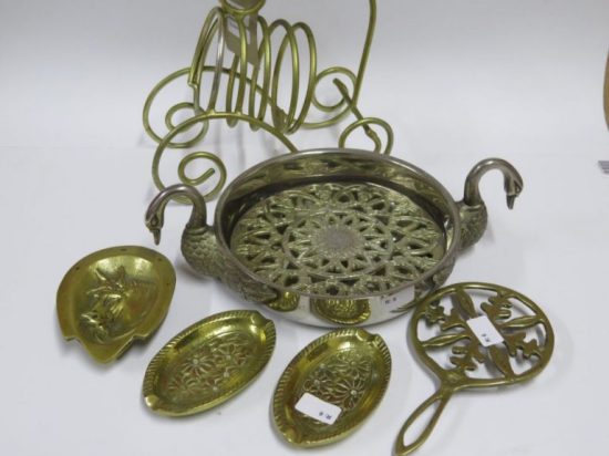 Lote: 154 - Lote: 154 - 4 piezas de bronce + porta bandeja en platina + porta botella