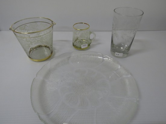 Lote: 8 - Lote: 8 - Lote: centro de mesa de vidrio labrado + florero de vidrio +1 jarrita de vidrio + hielera de vidrio labrada