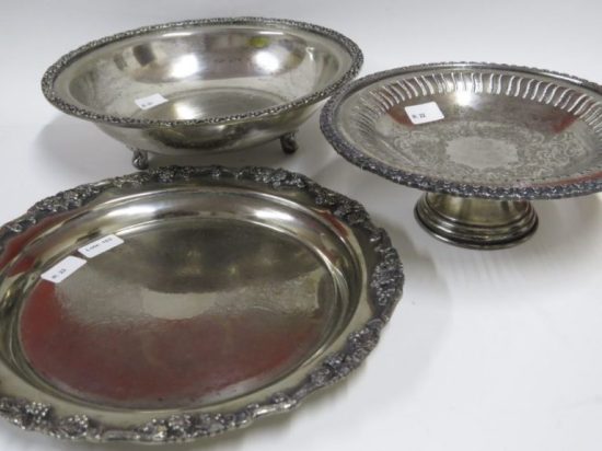 Lote: 153 - Lote: 153 - Centro de mesa con pie en platina + fuente redonda de metal + plato para masas en metal
