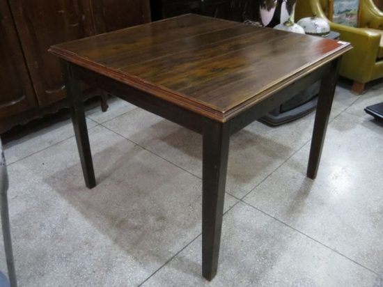 Lote: 174 - Lote: 174 - Mesa de madera cuadrada
