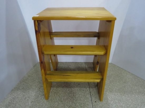 Lote: 32 - Lote: 32 - Mesa en madera con estante