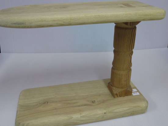 Lote: 12 - Lote: 12 - Tabla de planchar con brazo en  madera pinotea