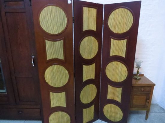Lote: 39 - Lote: 39 - Biombo en madera con decoracion con esterillas estilo oriental