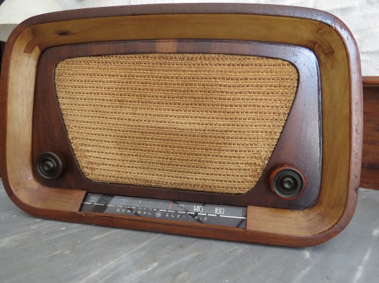 Lote: 63 - Lote: 63 - Radio en madera antigua funcionando