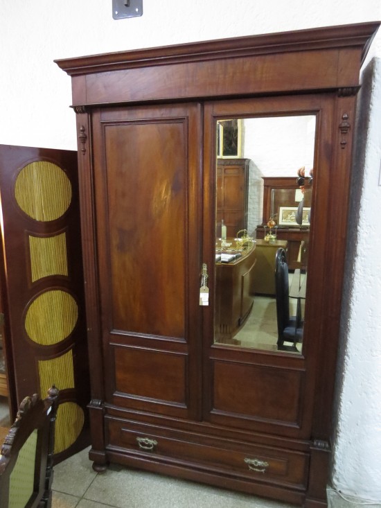 Lote: 119 - Lote: 119 - Ropero en cedro con espejo biselado. Estilo Colonial