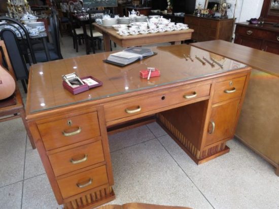 Lote: 132 - Lote: 132 - Escritorio Estilo Art Deco (años 40) Enchapado en cedro