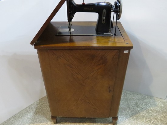 Lote: 110 - Lote: 110 - Maquina de coser antigua con mueble en madera enchapado en roble