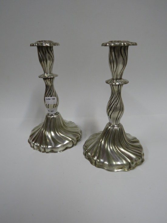 Lote: 130 - Lote: 130 - 2 candelabros metal