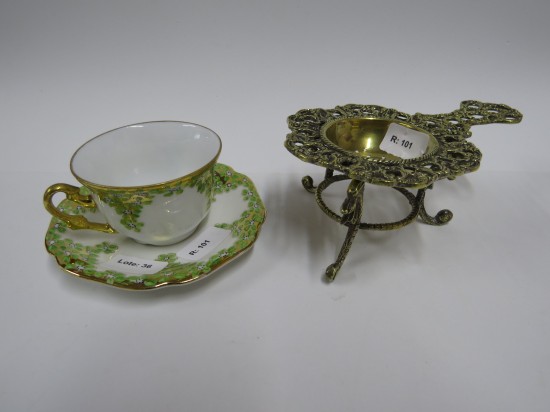 Lote: 36 - Lote: 36 - Colador de té antiguo en bronce + Taza + plato de porcelana Mauá pintada a mano