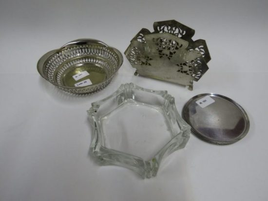 Lote: 20 - Lote: 20 - Cenicero de  vidrio + 6 posavasos en acero inoxidable + cervilletero + canastita en metal