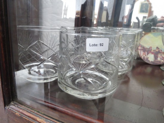 Lote: 92 - Lote: 92 - 6 vasos de vidrio tallado + 6 posavasos
