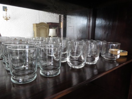 Lote: 56 - Lote: 56 - 17 vasos de vidrio + 7 posavasos