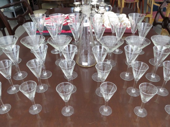 Lote: 97 - Lote: 97 - Juego de copas de vidrio tallado para 6 personas + botellon