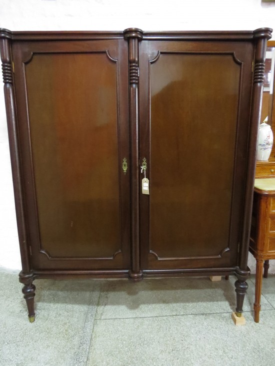 Lote: 178 - Lote: 178 - Bargeño Ingles en Caoba con 2 puertas