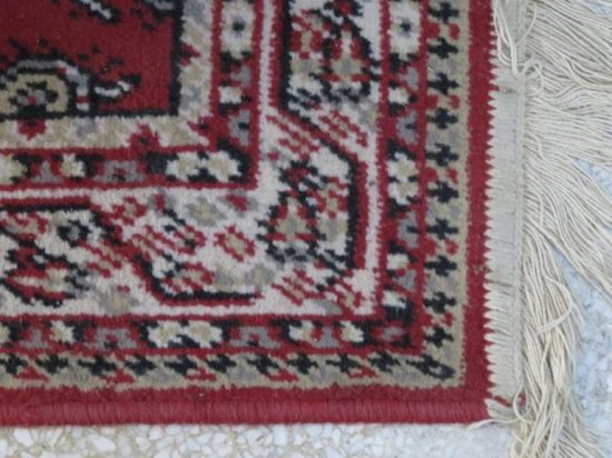 Lote: 106 - Lote: 106 - Alfombra rectangular estampaden tonos de bordó