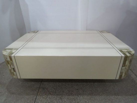 Lote: 69 - Lote: 69 - Mesa de sala con apliques de nacar y bronce