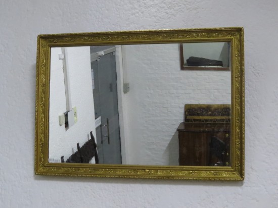 Lote: 47 - Lote: 47 - Espejo de pared con marco dorado