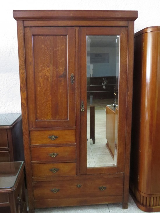 Lote: 85 - Lote: 85 - Ropero de 2 cuerpos de roble con espejo biselado