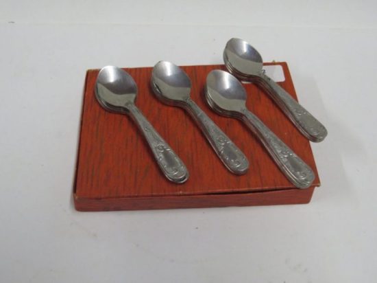 Lote: 35 - Lote: 35 - Cucharas de metal con estuche