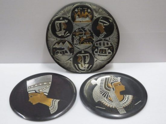 Lote: 80 - Lote: 80 - 3 platos de bronce en relieve Egipcios