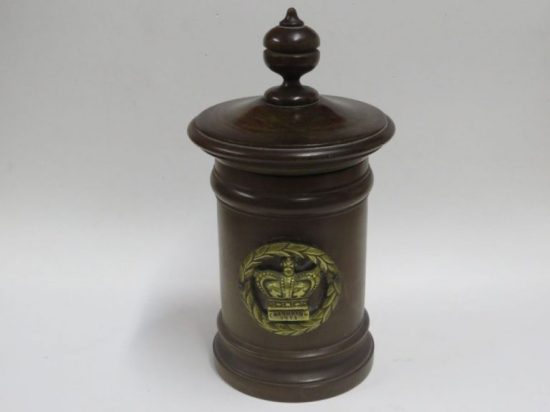 Lote: 19 - Lote: 19 - Pieza en madera con tapa