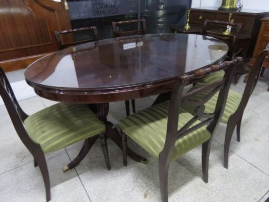 Lote: 113 - Lote: 113 - Mesa oval Inglesa con 6 sillas