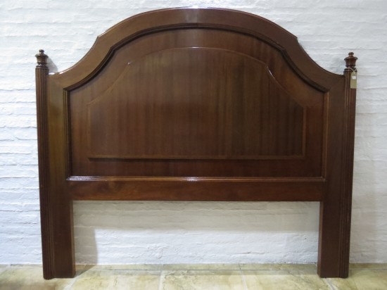 Lote: 105 - Lote: 105 - Respaldo de sommier en madera maciza