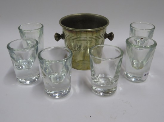 Lote: 79 - Lote: 79 - 6 vasos de aperitivo antiguos + hielera (confiteria Oriental)