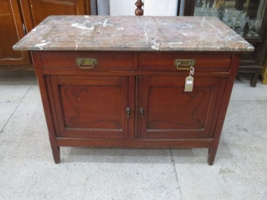 Lote: 46 - Lote: 46 - Comoda con mesada de marmol