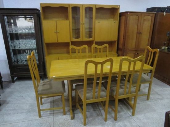 Lote: 48 - Lote: 48 - Juego de comedor conmpuesto por Mesa con 6 sillas + aparador con alzada