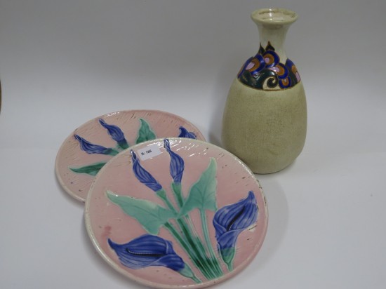 Lote: 123 - Lote: 123 - 1 jarron de cerámica + 2 platos decorados