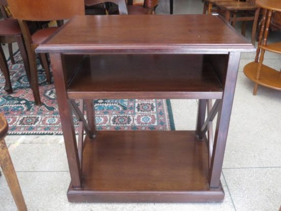 Lote: 92 - Lote: 92 - Mesa auxiliar en madera