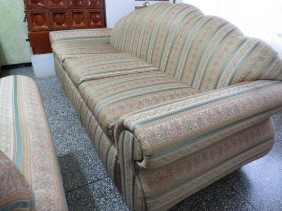 Lote: 59 - Lote: 59 - Juego de living compuesto por sillon de 3 cuerpos + 2 de 1 cuerpo