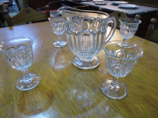 Lote: 120 - Lote: 120 - Jarra con 4 copas talladas
