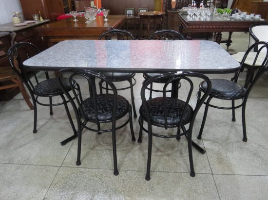 Lote: 27 - Lote: 27 - Juego de comedor moderno compuesto por mesa y 6 sillas de caño y tapizadas