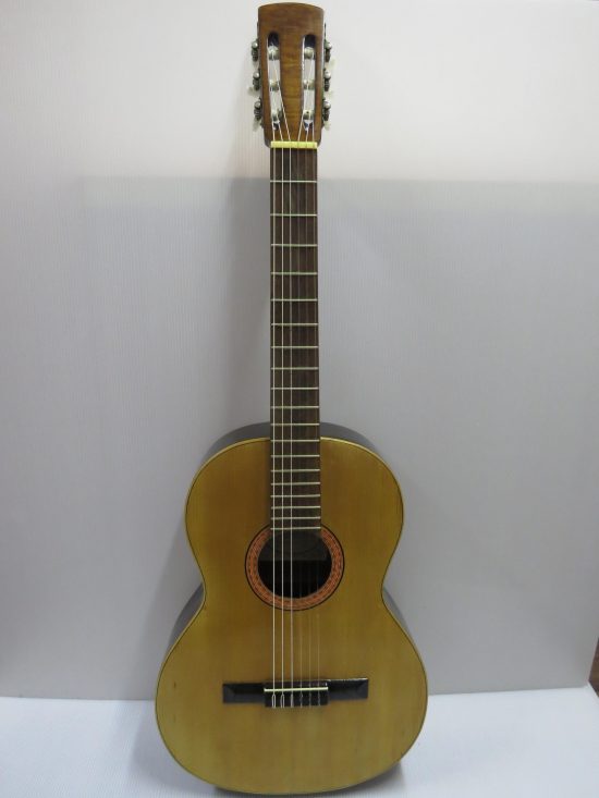 Lote: 57 - Lote: 57 - Guitarra Criolla marca 