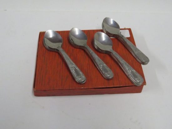 Lote: 121 - Lote: 121 - Cucharas de metal con estuche