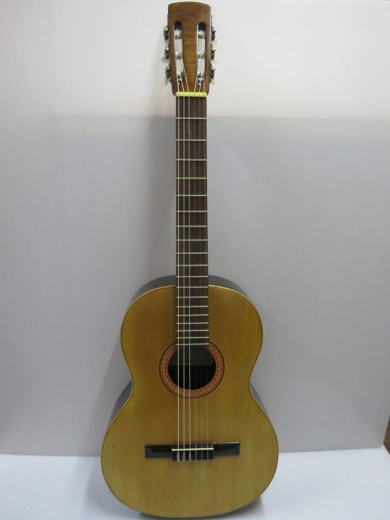 Lote: 70 - Lote: 70 - Guitarra Criolla marca 