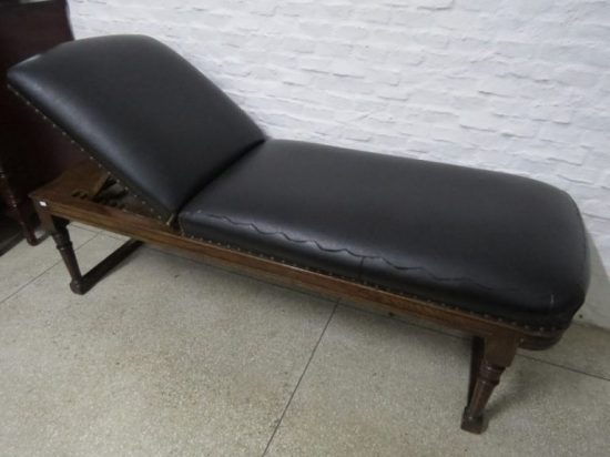 Lote: 94 - Lote: 94 - Divan antiguo de roble y cuero