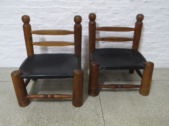 Lote: 46 - Lote: 46 - 2 sillas materas en madera