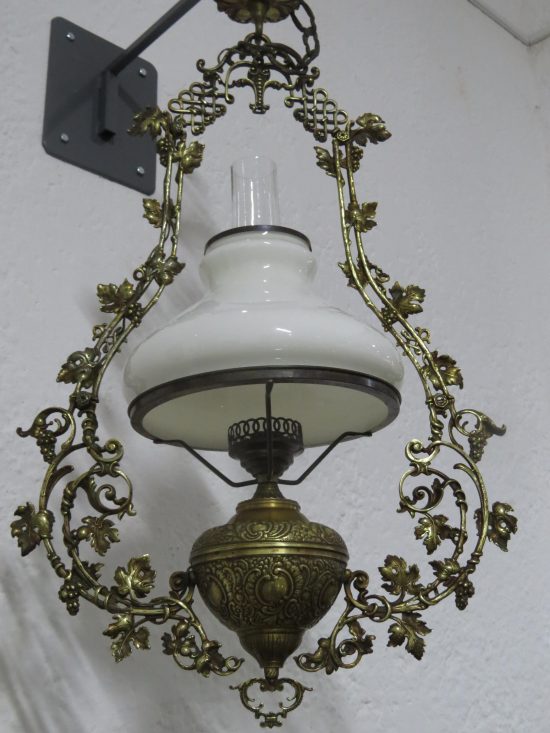 Lote: 91 - Lote: 91 - Lampara de colgar art nouveau de bronce con tulipa y tubo de vidrio