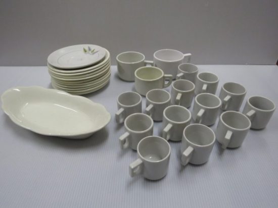 Lote: 125 - Lote: 125 - Lote de 13 tazas de cafe, 3 tazas grandes, 10 platos de postre, 1 salsera