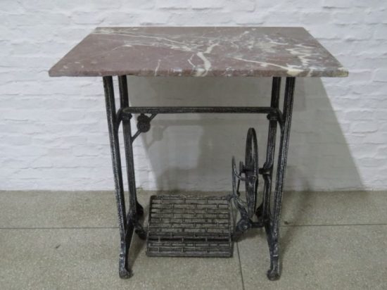 Lote: 15 - Lote: 15 - Mesa de pie de maquina con marmor