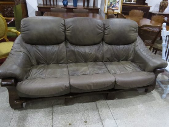 Lote: 109 - Lote: 109 - Sofa de 3 cuerpos de roble y cuero